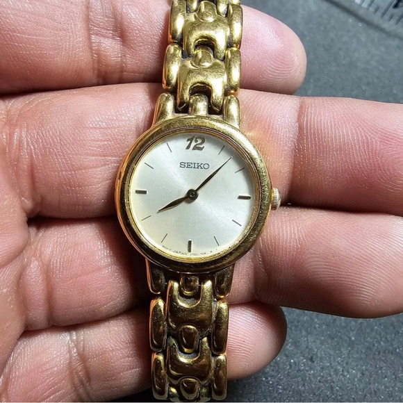 Seiko Ladies Quartz Cocktail Watch Gold Tone Working 7 Inch Bracelet V700-6389 - Picture 1 of 10